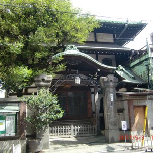 Tsukiji Honganji Tsukuda Building: Temple and Seniors' Residence Under One  Roof