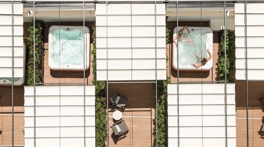 Deluxe rooms with patio and jacuzzi