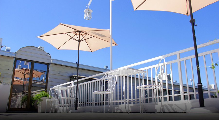 Terraza con área para fumadores 