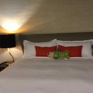 二樓房間,有魚抱枕一起游於夢中