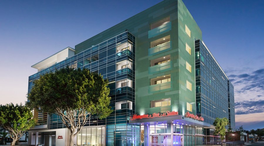 4 blocks from Santa Monica Pier, 2 blocks from 3rd Street Promenade, and adjacent to Metro stati