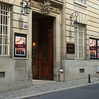Главный вход в театр Империал с улицы rue Othenin.