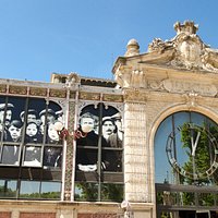 L'horloge : Entrée principale des Halles de Narbonne par le Cours Mirabeau