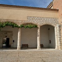 Patio de entrada de Santa Clara.