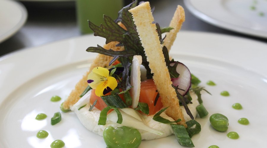 Cours de cuisine à FERRANDI Paris : cuisson poisson basse température et légumes printaniers