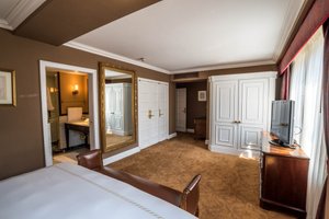 Room & Suite