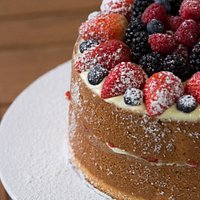 Naked cake de frutas vermelhas