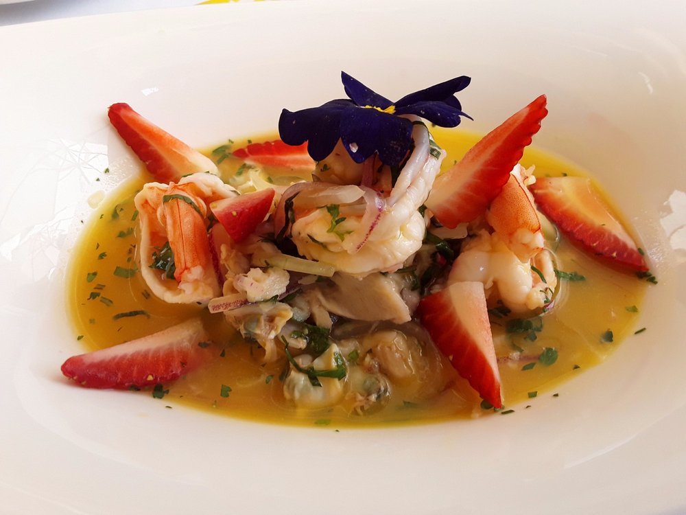 Ceviche tropical con salsa de mango y maracuyá 