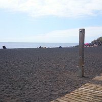 La playa cuenta con duchas y lavapies