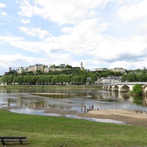 Chinon - Blick über die Vienne auf die mittelalterliche Stadt mit Château