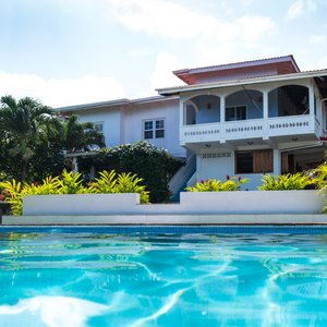 guesthouse with pool - photo credits@brz.brz