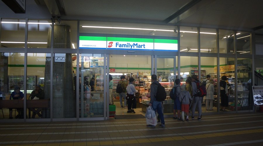 賢島駅改札前のファミリーマートは夜7時に閉まります