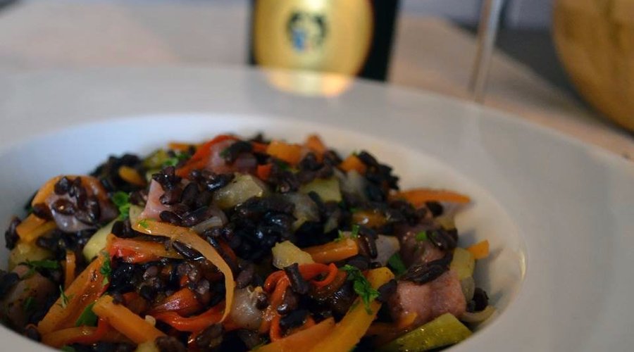 Riso Venere saltato con dadolata di tonno fume' e julienne di verdurine