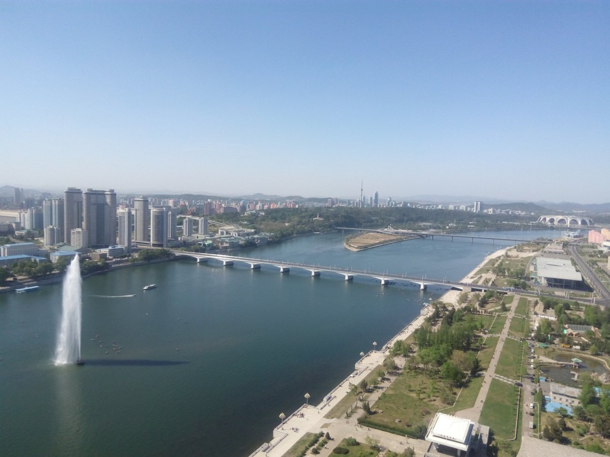 Ficheiro:Fishing on the Taedong River 대동강 in Pyongyang