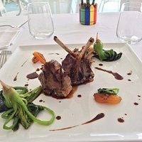 Agnello Laticauda, spinaci e nespole marinate.