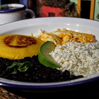 Brunch Venezolano: Arepa, Frijoles negros (Caraotas) Huevos Revuelto, Queso Blanco y Aguacate
