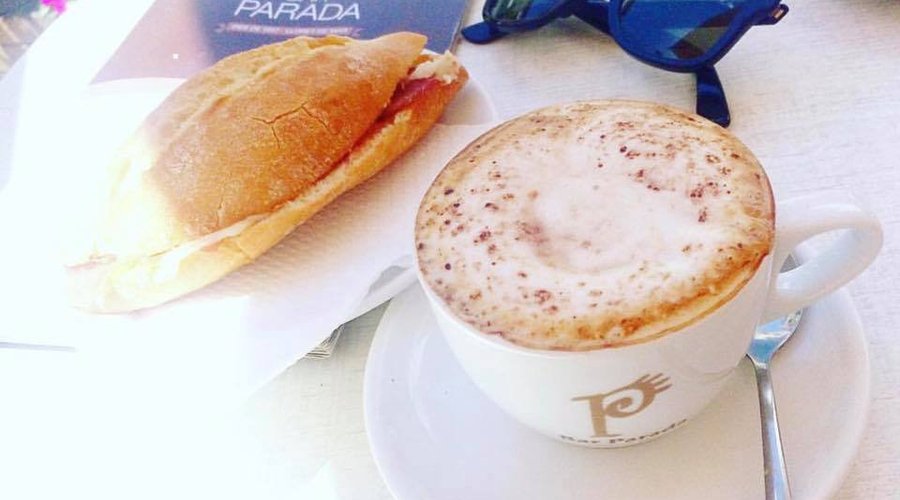 Desayuno: café con leche y bocadillo. 