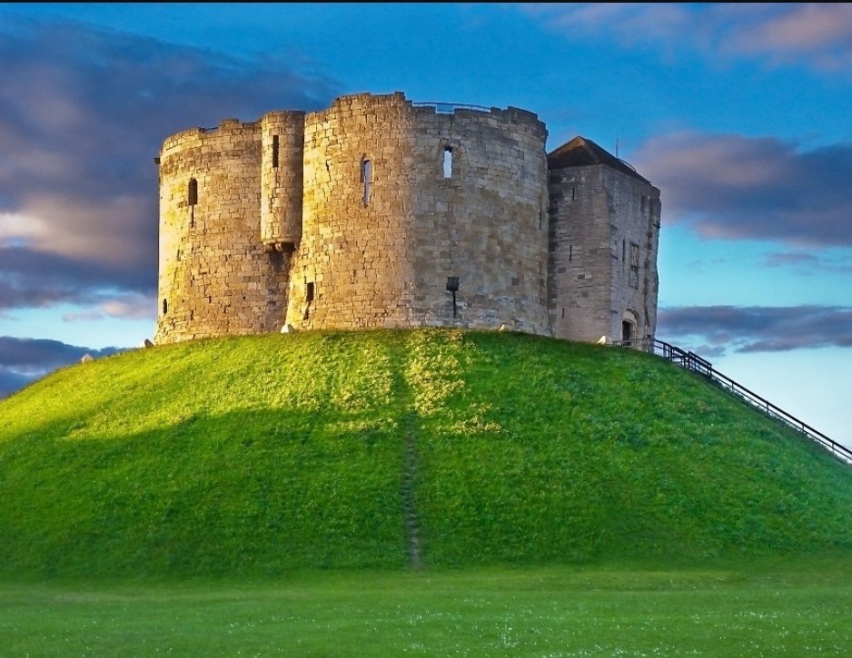 Tower s. Клиффорд Тауэр. Clifford's Tower, York Castle. Йоркский замок. Йоркский замок Йорк.