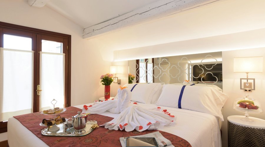DE-LUXE DOUBLE ROOM 