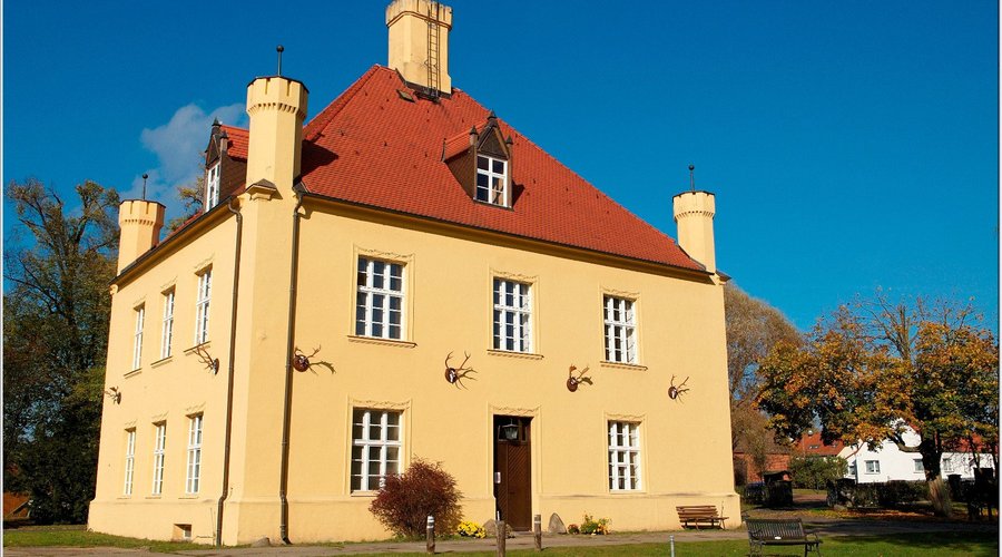 Im Frühjahr präsentieren sich Schloss und Park in neugestalteter Fassade. 