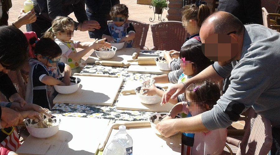 Tutti bambini a fare il pane per la cena 