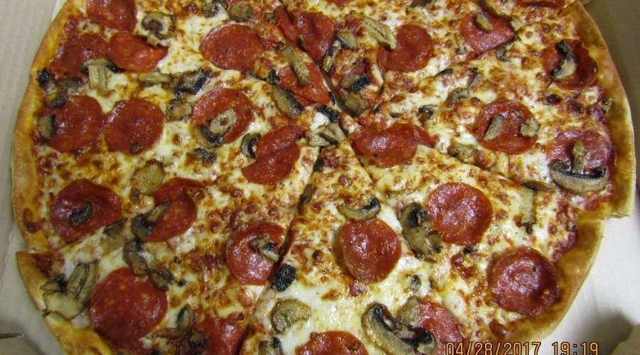 Thin crust...pepperoni and mushrooms...delish!