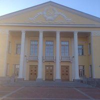 Частичка советской власти. Недавно отремонтированный "Культурный центр" Кохла-Ярве. Стильное, кр