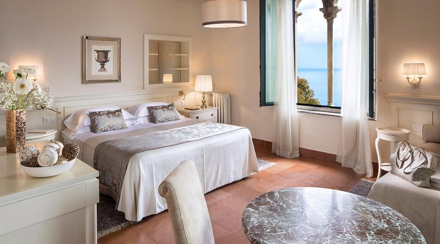 camera da sogno con finestre sul mare