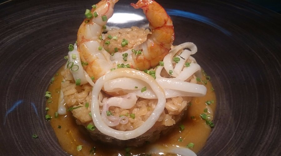 Arroz entre meloso y caldoso con calamares y langostinos