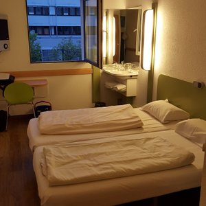 Fenster zur Rückseite - Bürogebäude (nachts keiner da)
