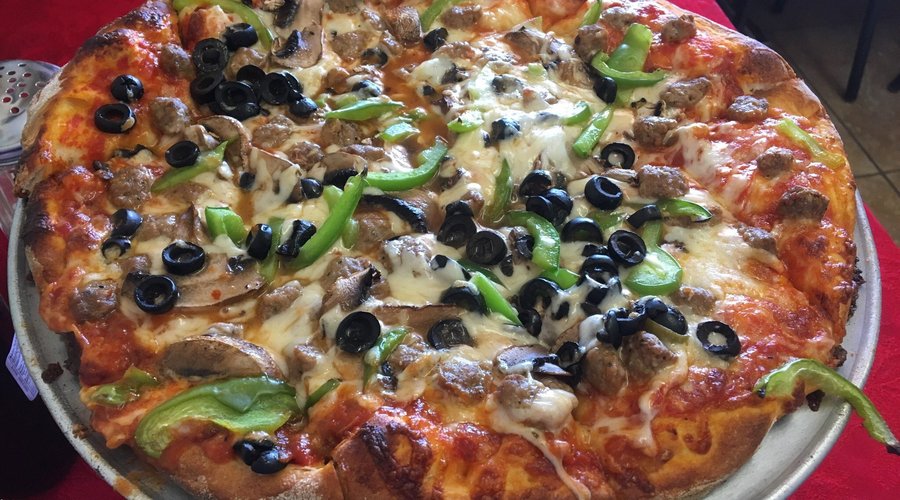 Tiny restaurant right across from A Mountain in Tucson. Supreme pizza.