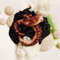 Grillowana ośmiornica na czarnym ryżu z puree kalafiorowym - daje radę.