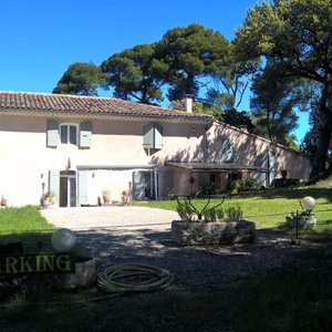 la commanderie en arriere plan le chateau