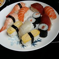une belle assiette de sushis