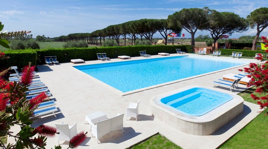 La nostra Nuova Piscina, con solarium, vasca a Idroterapia. Adatta sia ad adulti e Bambini.