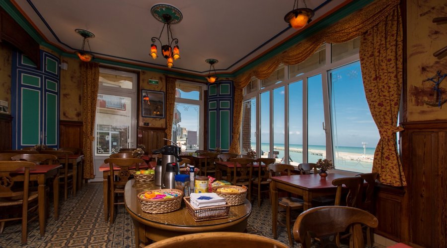 Salle de petits déjeuners/buffet avec vue sur le port et la mer.