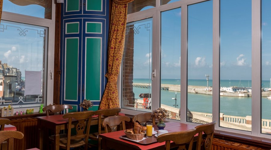 Salle de petits déjeuners/buffet avec vue sur le port et la mer.
