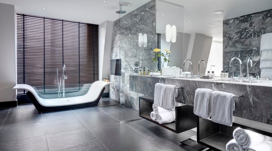 Suite 610's famous bath tub...so hop in!