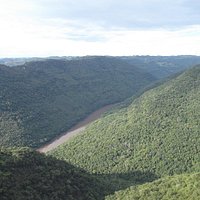 Montanhas e rio