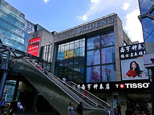 Louis Vuitton - Beijing Daxing Airport Store LED screen 