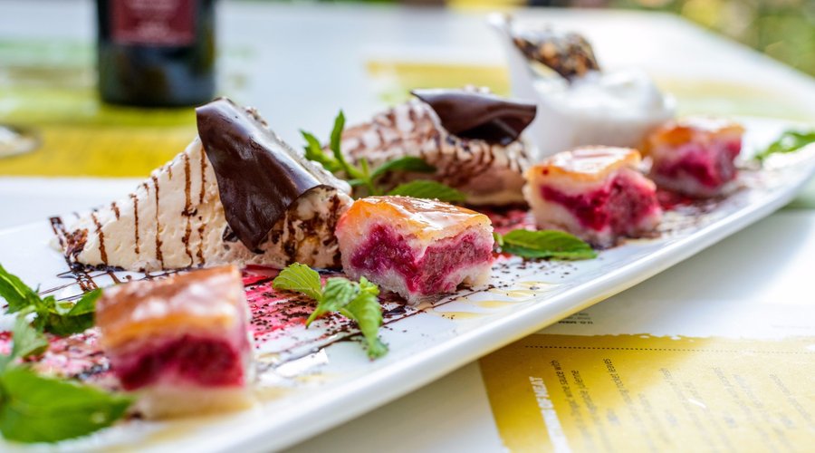 Raspberrie pie with lemon ice cream