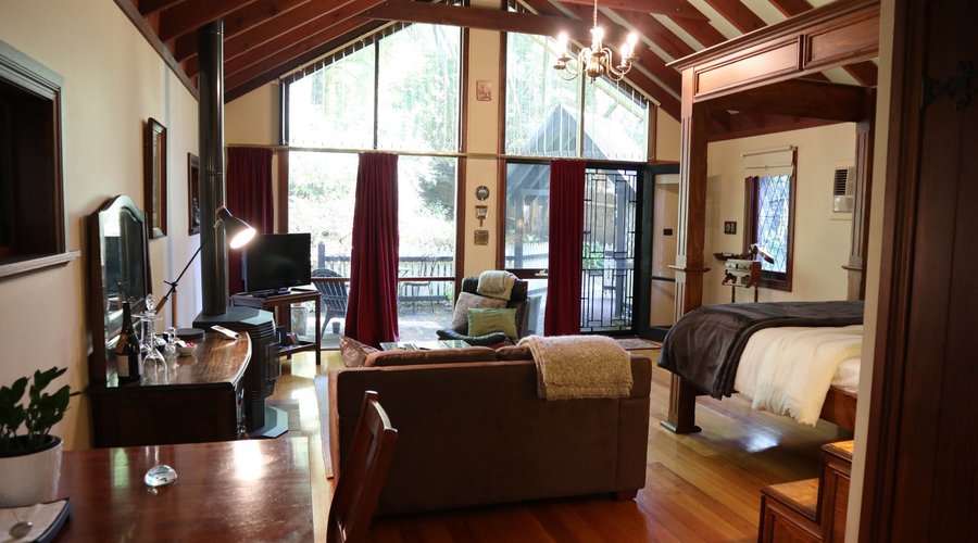 The Currawong Cottage floor to ceiling rooms allows views to the gardens beyond