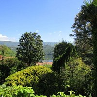 Vista sul lago dal giardino hotel