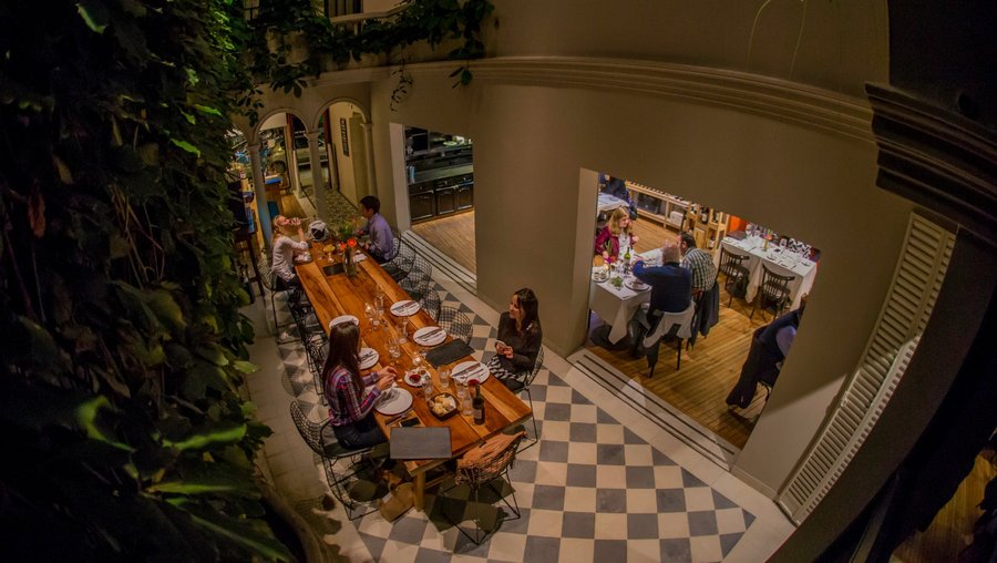 Nuestro patio interno techado para disfrutar de una rica comida o degustacion de vinos.