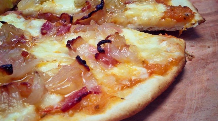 Pizza Toribio (tocino y cebolla caramelizada / caramelized onion and bacon)