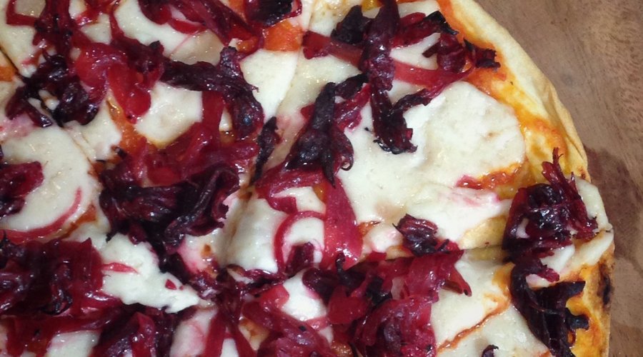 Pizza Rogelia Vegana (jamaica y cebolla caramelizada / hibiscus flowers and caramelized onion)