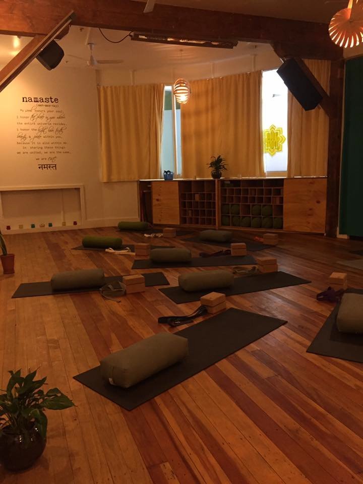 Йога спейс. Yoga Space Дмитровка. Йога в гостинице космос. Зал йога космос Москва. Yoga Space на Дмитровке вход.