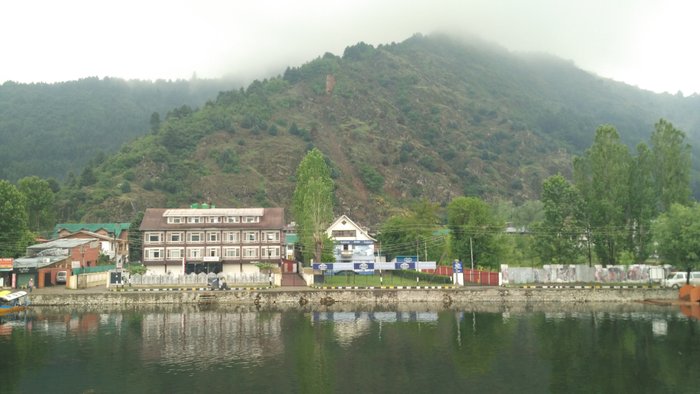 sunflower-houseboat-prices-specialty-inn-reviews-srinagar-kashmir