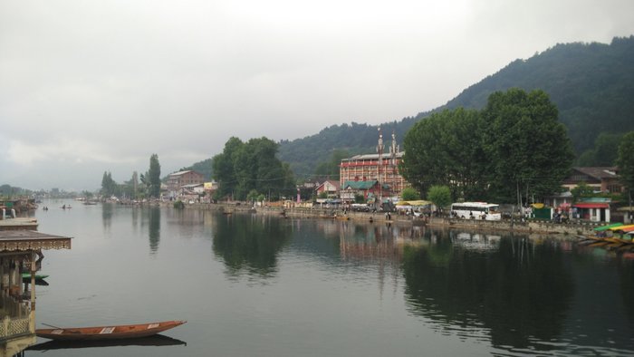 sunflower-houseboat-prices-specialty-inn-reviews-srinagar-kashmir