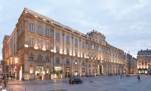 Façade du musée des Beaux-Arts en fin de journée, prise depuis la place des Terreaux
